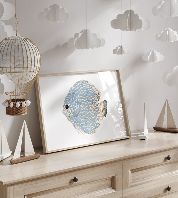 Aquarellierter minimalistischer Discus Fisch auf weißem Hintergrund.