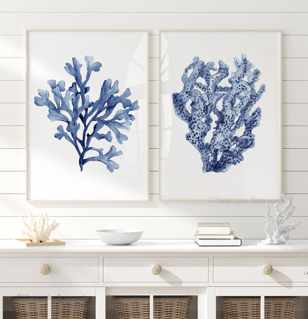 Coastal Scandi Korallen Wandkunst Set 2 – Navy-Blau Poster für Meer Deko, Wohnzimmer & Esszimmer