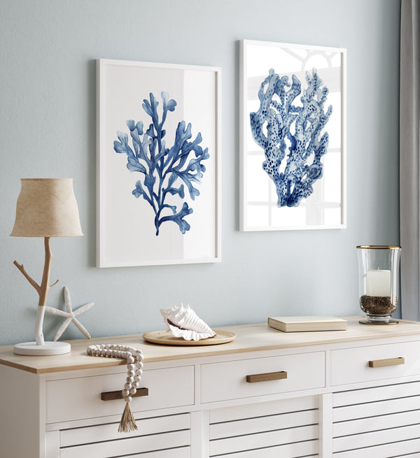 Coastal Scandi Korallen Wandkunst Set 2 – Navy-Blau Poster für Meer Deko, Wohnzimmer & Esszimmer
