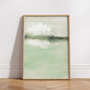 Grüne Landschaft Wandkunst – Minimalistisches Japandi Aquarell mit Vögeln und Wolken