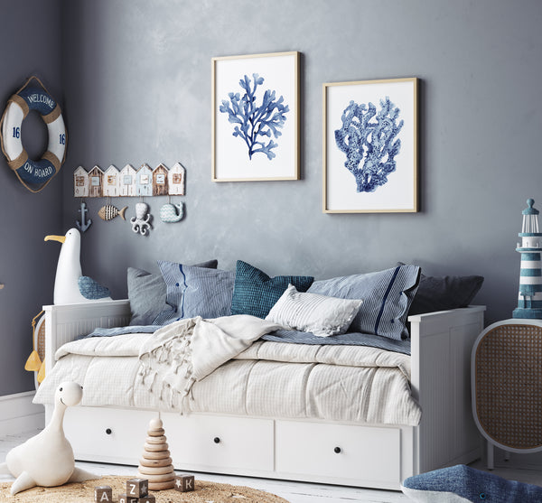 Coastal Scandi Korallen Wandkunst Set 2 – Navy-Blau Poster für Meer Deko, Wohnzimmer & Esszimmer