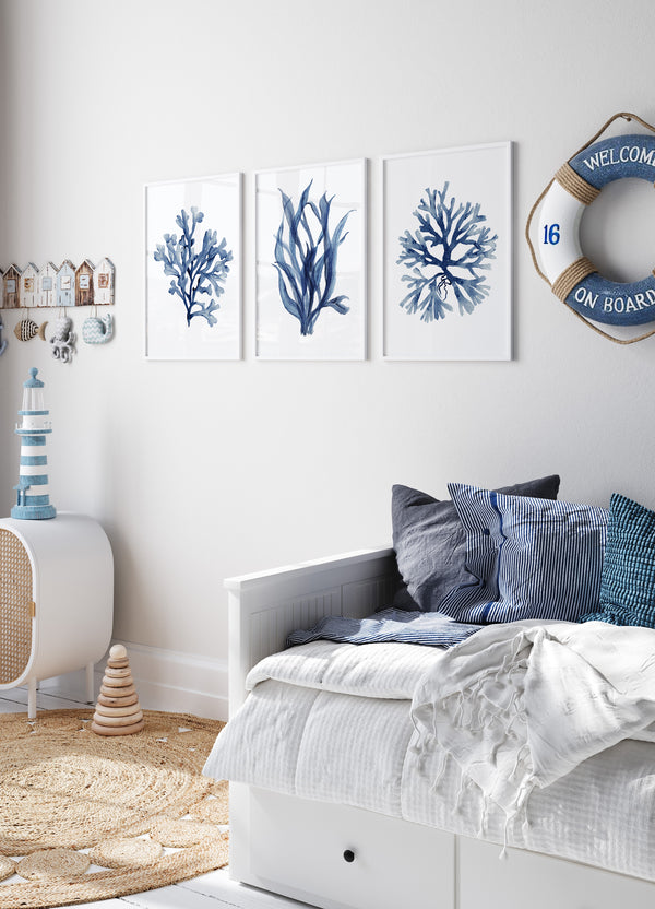 Minimalistisches Set aus 3 marineblauen Korallen- und Algendrucken