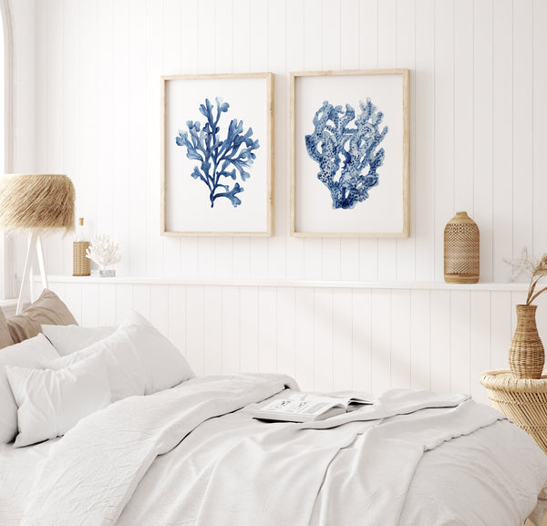 Coastal Scandi Korallen Wandkunst Set 2 – Navy-Blau Poster für Meer Deko, Wohnzimmer & Esszimmer