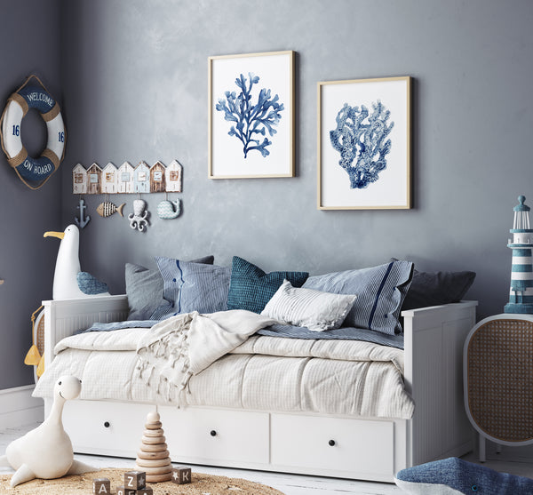 Coastal Scandi Korallen Wandkunst Set 2 – Navy-Blau Poster für Meer Deko, Wohnzimmer & Esszimmer