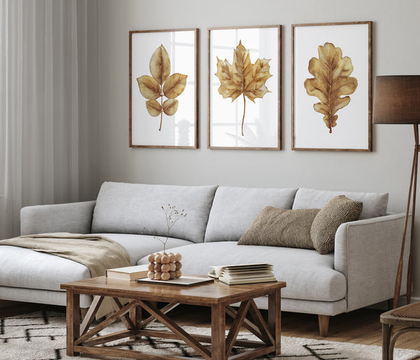 Aquarell minimalistische Blätter in Orange gebrannter Siena hängen über eine graue Sofa