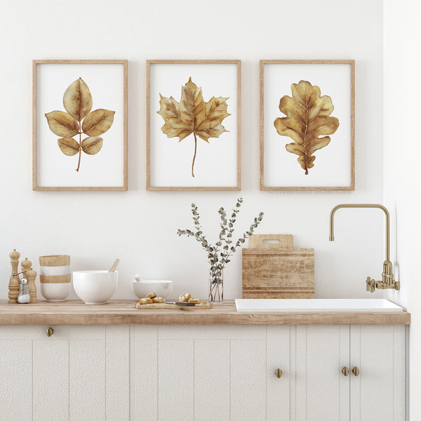 3 Aquarelldrucke mit Herbstmotiven für die Wand hängt in der Landhouse Küche über die Arbeitsplatte